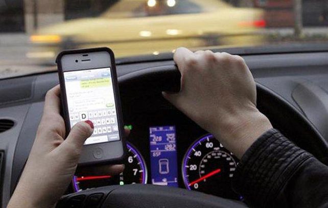 Las aplicaciones de mensajería instantánea ya no se podrán usar mientras el auto está en movimiento.