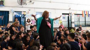 Chicos y chicas de 1º a 7º grado de la escuela de barrio Agote entrevistaron a Susy y compartieron una tarde con ella.