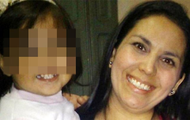La pequeña Martina de tres años en brazos de su madre