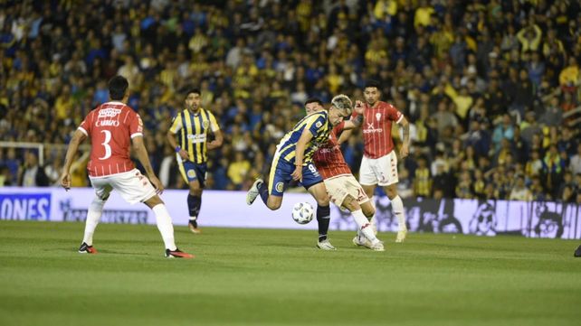 Tobías Cervera busca en el área de Huracán.