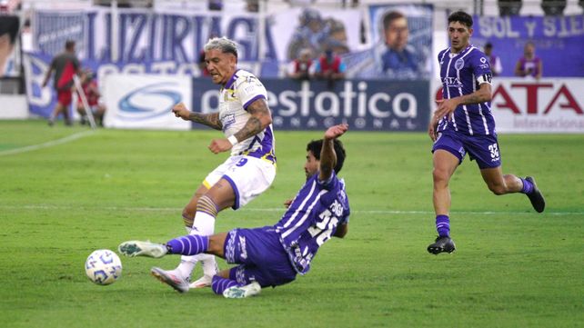 Enzo Copetti puso todo ante Godoy Cruz y además marcó el primero de Rosario Central en el año. Con la 9 que usaba el gran Marco Ruben.