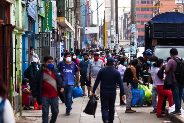 Las atestadas calles de Lima en plena pandemia. El nivel de informalidad obliga a salir a trabajar para sobrevivir.&nbsp;