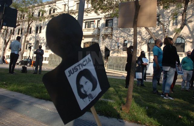 Im&aacute;genes del abrazo simb&oacute;lico frente a tribunales por parte de compa&ntilde;eros docentes de Vanesa Castillo