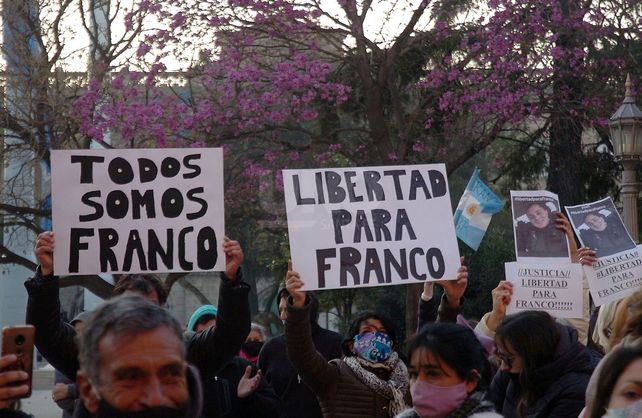 Im&aacute;genes de la marcha pidiendo la libertad de Franco Rol&oacute;n