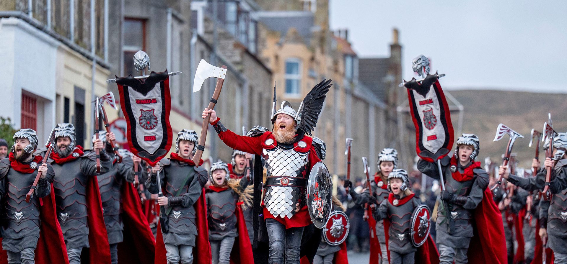 Lynden Nicolson, el Jarl Guizer del Escuadrón Jarl, encabeza el desfile por Lerwick, en las Islas Shetland, durante el festival Up Helly Aa, el martes 27 de enero de 2026. (Jane Barlow/PA vía AP)