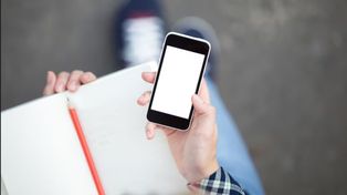 Santa Fe se prohibió el uso de los celulares en escuelas