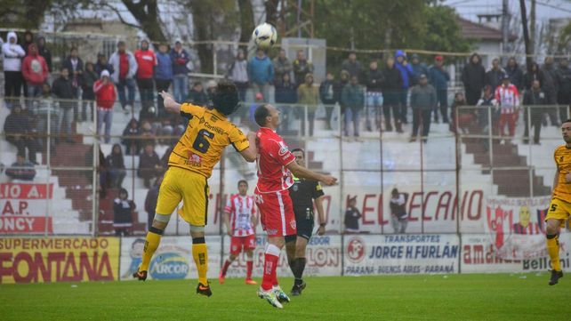 El Decano debutó con una derota ante Flandria como local