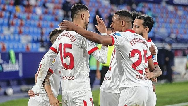 Sevilla le ganó a Levante y se prendió en la lucha en España