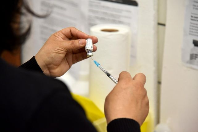 Crece la lista de espera de rosarinos que quieren ponerse la primera dosis o necesitan la segunda de Qdenga