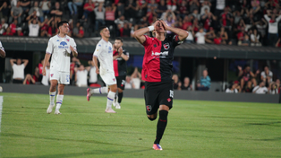 Gómez Mattar se lamenta por el tiro que le sacó Zenobbio y que hubiese sido el segundo gol de Newells.