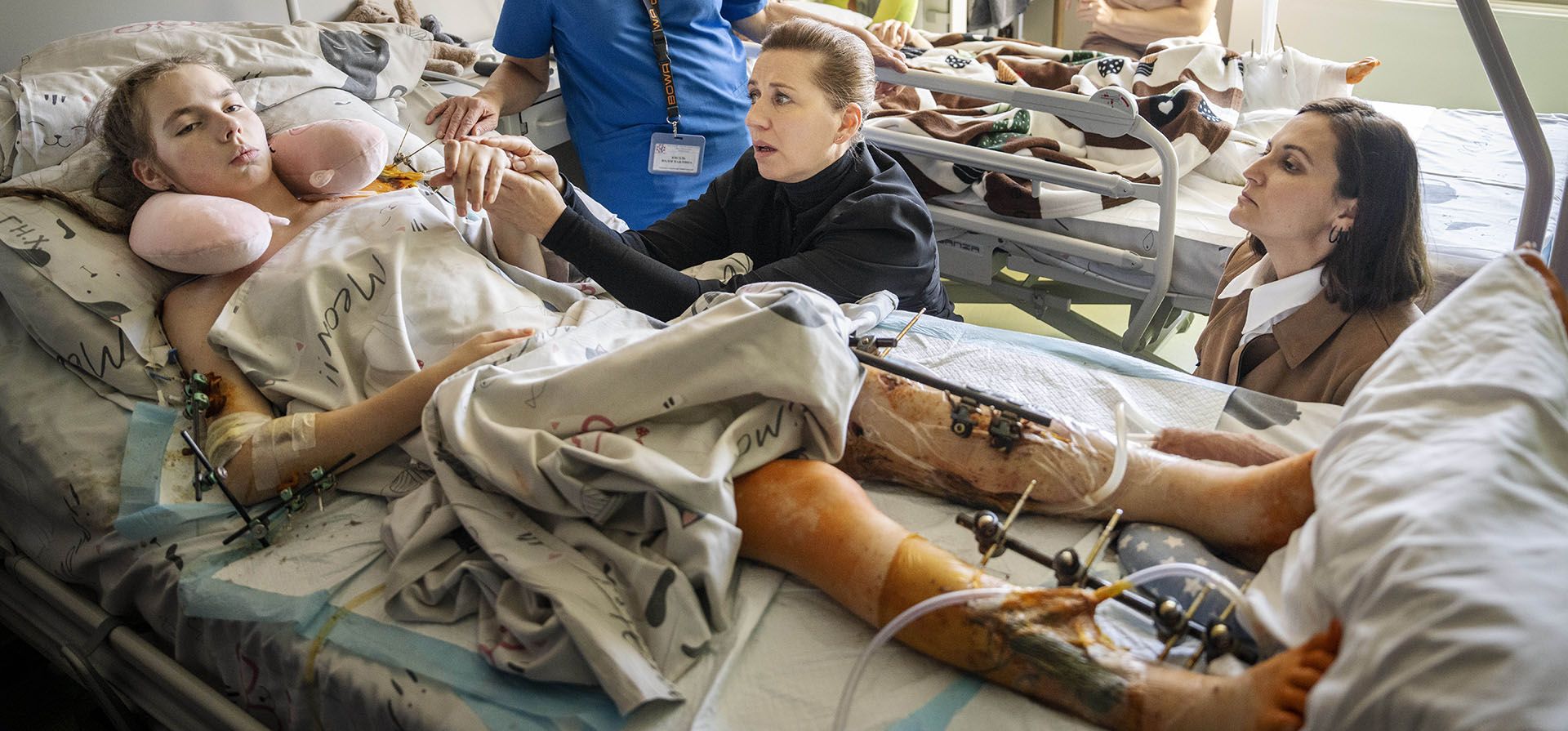 La primera ministra de Dinamarca, Mette Frederiksen, centro, visita un hospital infantil en Kiev, Ucrania, el martes 19 de noviembre de 2024. (Mads Claus Rasmussen/Ritzau Scanpix vía AP La primera ministra de Dinamarca, Mette Frederiksen, centro, visita un hospital infantil en Kiev, Ucrania, el martes 19 de noviembre de 2024. (Mads Claus Rasmussen/Ritzau Scanpix vía AP