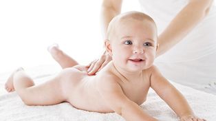 Masajes para bebés: cómo es la técnica y cómo aplicarlos