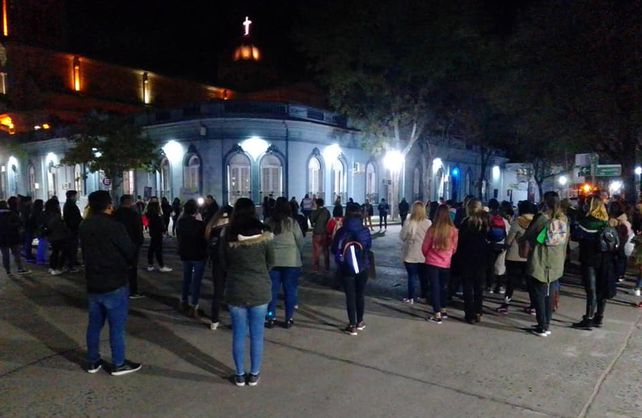 Manifestaci&oacute;n para pedir justicia por el femicidio de Roc&iacute;o Vera este lunes por la noche.