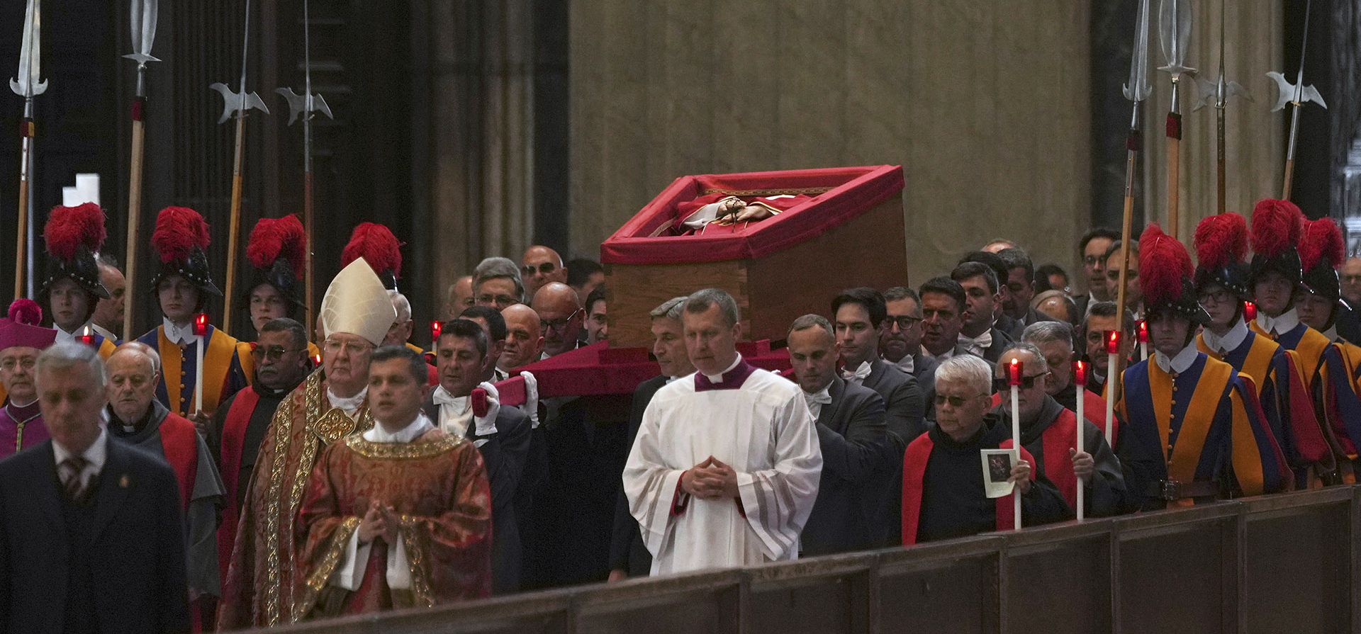 Una multitud de fieles despide al Papa Francisco en la basílica de San Pedro