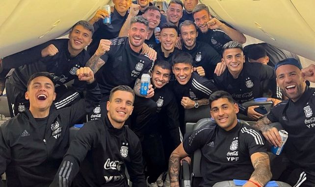 De festejo. Los jugadores de la selección celebraron la merecida&nbsp; clasificación al Mundial de Qatar.