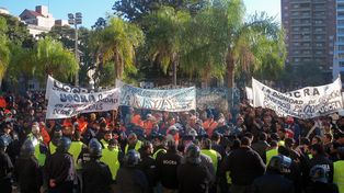 Trabajadores nucleados en Uocra se manifestaron en Casa de Gobierno
