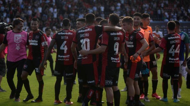 Newells quiere repetir ante el Racing de Gago. Los jugadores leprosos celebran el triunfo ante Banfield del miércoles en el Coloso del Parque.