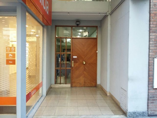 El ingreso del edificio donde se cumplió la medida judicial ordenada por Sandra Arroyo Salgado.