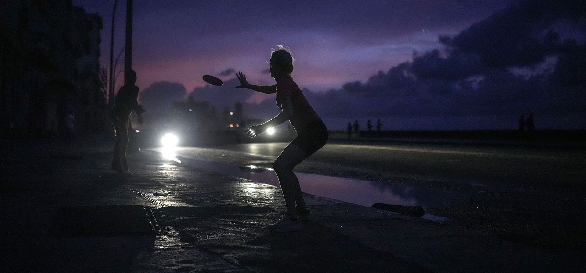 Una mujer se prepara para atrapar un frisbee durante un gran apagón tras un problema en una importante central eléctrica en La Habana, Cuba, el 18 de octubre de 2024. (AP Foto/Ramón Espinosa) Una mujer se prepara para atrapar un frisbee durante un gran apagón tras un problema en una importante central eléctrica en La Habana, Cuba, el 18 de octubre de 2024. (AP Foto/Ramón Espinosa)