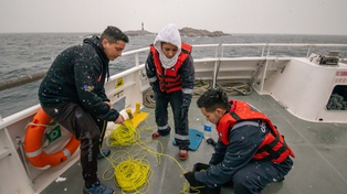 El equipo de técnicos prepara un drone para bajarlo al agua del canal.