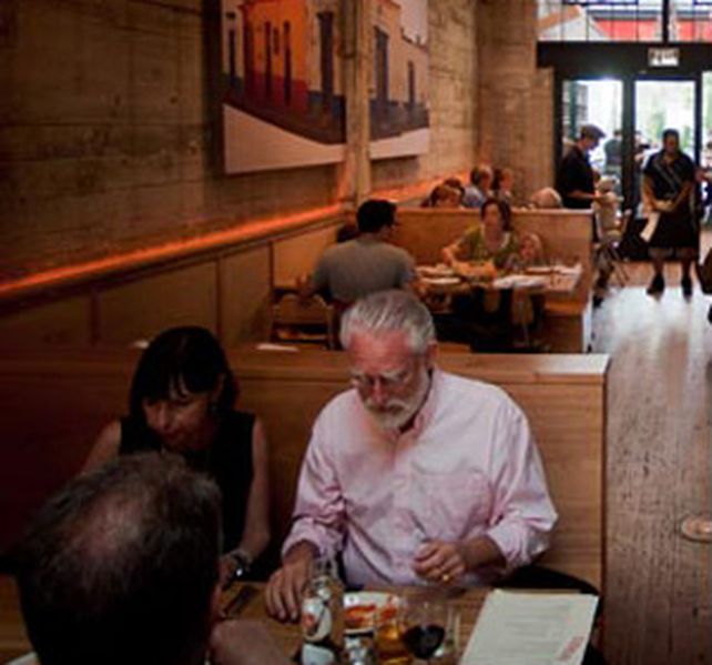 El restaurante Comal cuenta con un sistema de última generación que permite regular el ruido en su interior.