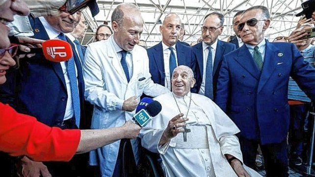 Papa Francisco obtuvo el alta y salió sonriendo del Gemelli