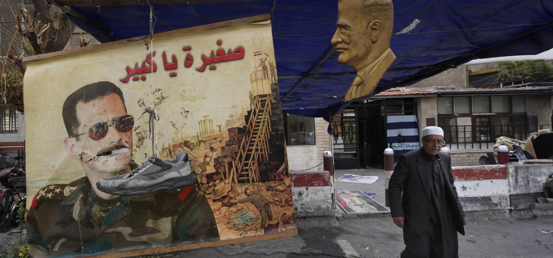 Un zapato cuelga de un retrato del derrocado presidente sirio Bashar Assad, en Damasco, Siria, el lunes 23 de diciembre de 2024. Bashar al Asad, hijo del expresidente Hafez al Asad, huyó de Siria en diciembre tras 24 años en el poder. (Foto AP/Hussein Malla) Un zapato cuelga de un retrato del derrocado presidente sirio Bashar Assad, en Damasco, Siria, el lunes 23 de diciembre de 2024. Bashar al Asad, hijo del expresidente Hafez al Asad, huyó de Siria en diciembre tras 24 años en el poder. (Foto AP/Hussein Malla)