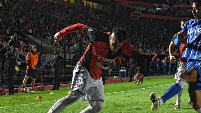 Colón apenas marcó un gol en los últimos tres partidos y fue de penal ante Racing de Córdoba.