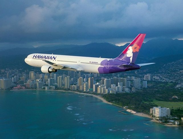 Un avión de Hawaiian Airlines en pleno descenso.