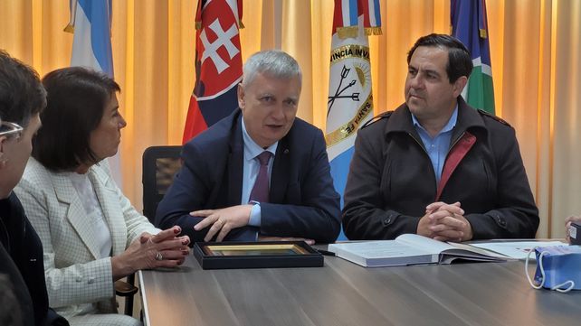 Reconquista fortalece lazos con líderes globales y recibió al embajador de Eslovaquia