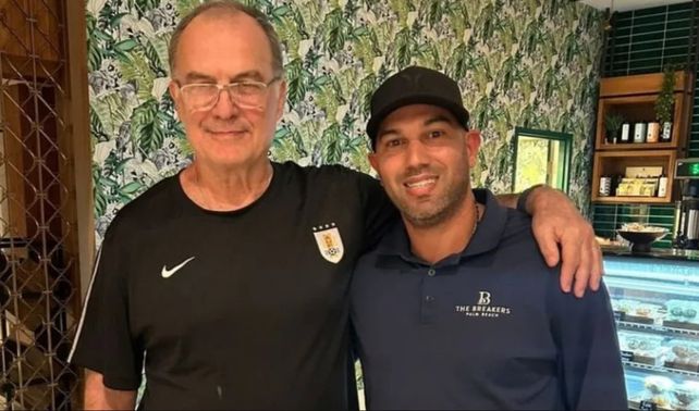 Bielsa y Vera se retrataron en el hotel donde concentra la Celeste.