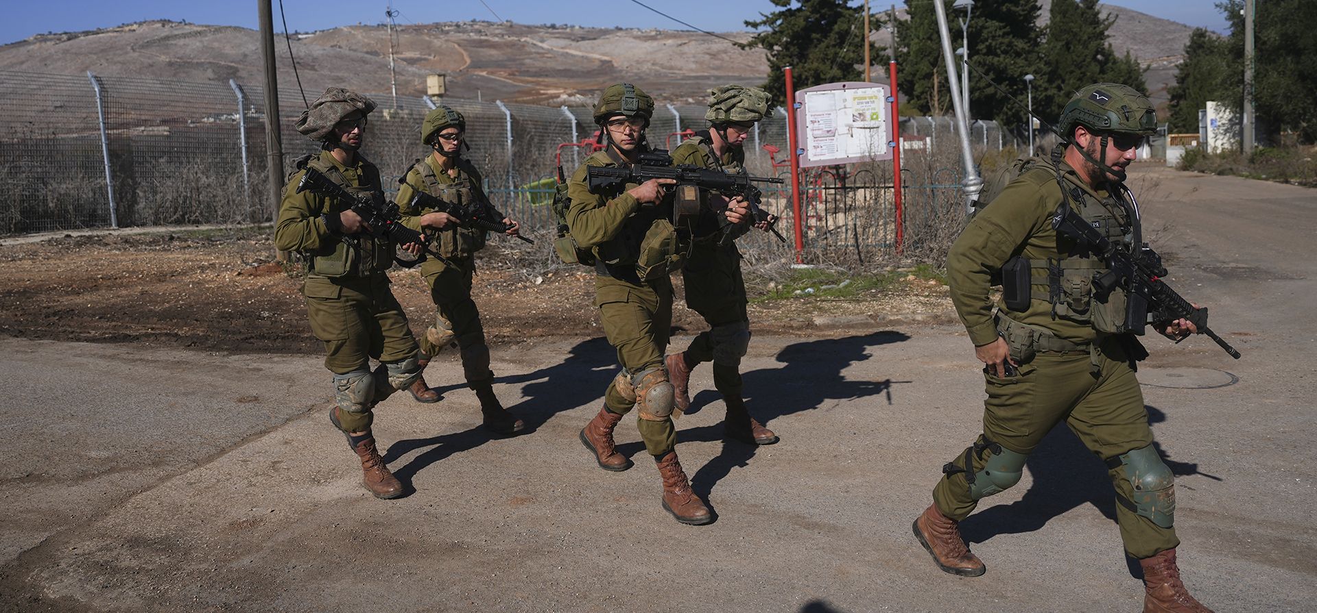 Soldados israelíes patrullan el asentamiento agrícola de Avivim, junto a la frontera libanesa en la Alta Galilea, Israel, el lunes 2 de diciembre de 2024. (Foto AP/Ohad Zwigenberg) Soldados israelíes patrullan el asentamiento agrícola de Avivim, junto a la frontera libanesa en la Alta Galilea, Israel, el lunes 2 de diciembre de 2024. (Foto AP/Ohad Zwigenberg)