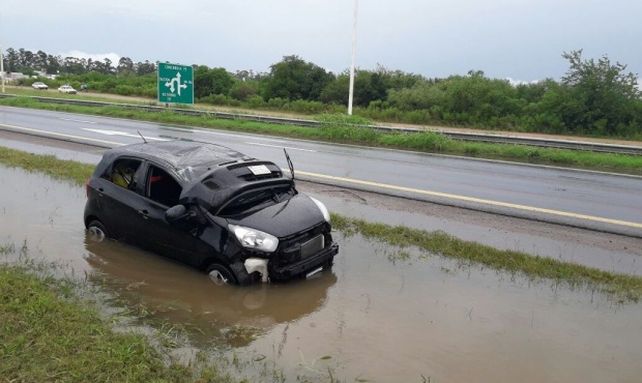 Autovía Artigas: Ocurrieron dos vuelcos bajo la lluvia a pocos kilómetros de distancia