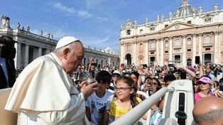 El Papa Francisco, Jorge Bergoglio, retomó su actividad con la audiencia general y recibió el cariño de los fieles en Plaza San Pedro donde tomó mate.&nbsp;