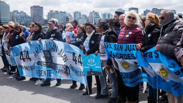 Los familiares de las 44 víctimas del submarino piden la intervención de la ONU.