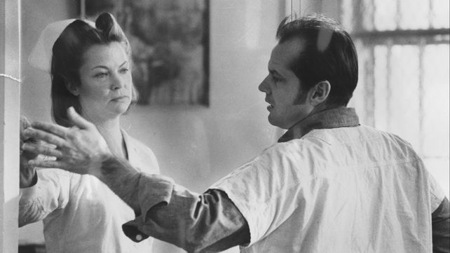Louise Fletcher y Jack Nicholson en el filme Atrapado sin salida. En 1975 gan&oacute; cinco de los principales premios Oscar.