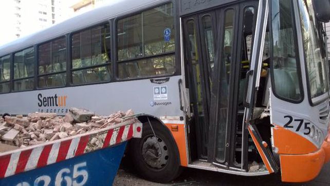 El interno 275 de la línea 153 se estrelló contra un volquete en Pellegrini y Presidente Roca. (Foto Twitter @BeatrizPriotti)