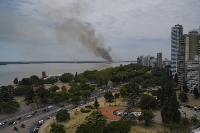 Una oscura columna de humo emergió este jueves desde las islas ubicadas frente a la ciudad de Rosario.
