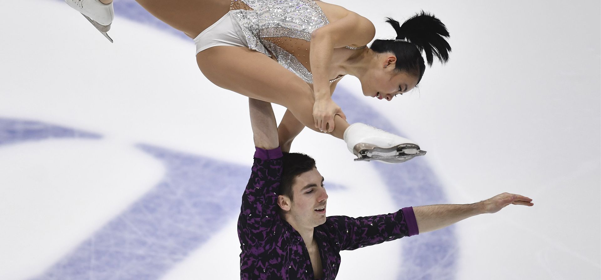 Lori-Ann Matte y Thierry Ferland de Canadá compiten en el programa corto de parejas durante el Campeonato de patinaje artístico ISU Four Continents en Tallin, Estonia, el jueves 20 de enero de 2022.