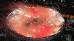 La cancha de River con los fuegos artificiales en el partido de Copa Libertadores.