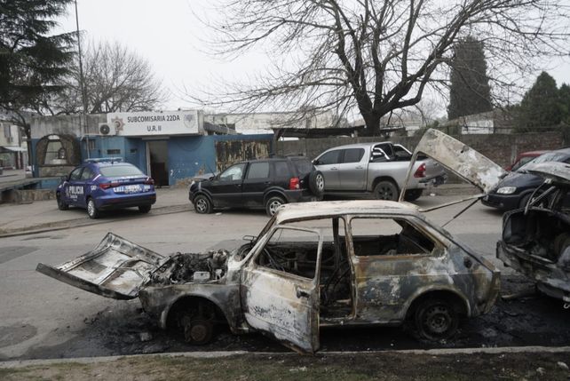 El ataque contra los autos frente a la Subcomisaría 22ª se produjo poco después de las 2 de este miércoles. 