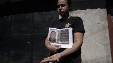 Romina exhibe los casquillos de las balas y el mensaje que estaba dirigido a Esteban Alvarado. Romina exhibe los casquillos de las balas y el mensaje que estaba dirigido a Esteban Alvarado.
