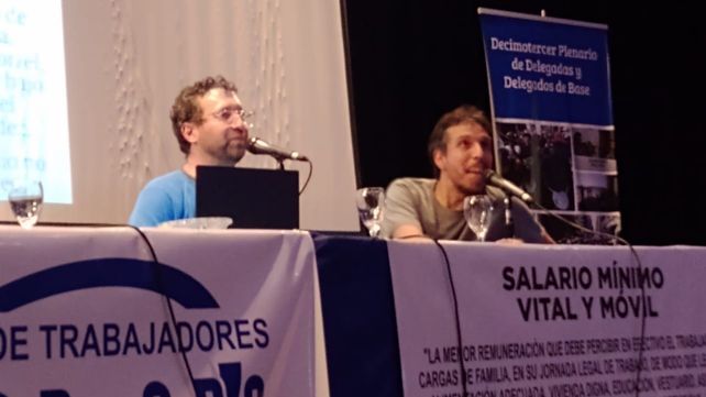 Los economistas de Mate Lavi Abraham y Marco Kofman presentaron el informe en el plenario de la Federación de Aceiteros. Los economistas de Mate Lavi Abraham y Marco Kofman presentaron el informe en el plenario de la Federación de Aceiteros.