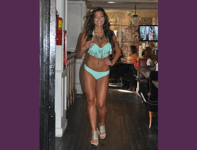 Bailarinas de Tinelli y azafatas de Kaczka juntas en un desfile