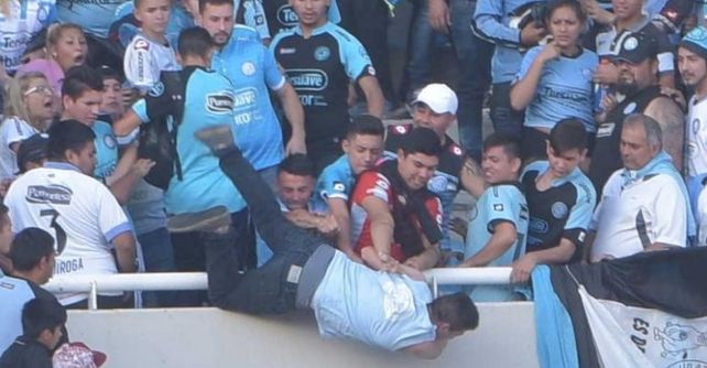 El joven que tiraron al vacío en la popular del Kempes tiene muerte cerebral