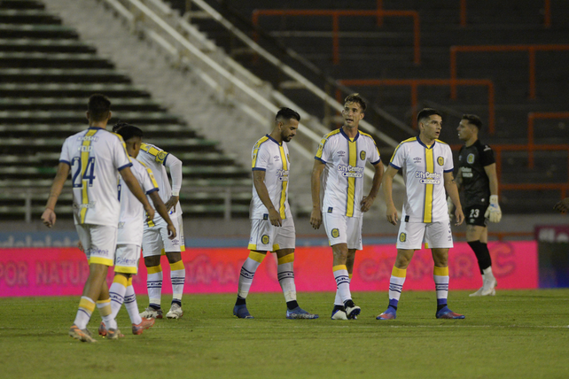 Perdidos. Los jugadores de Central tras la derrota en Mar&nbsp;del Plata.