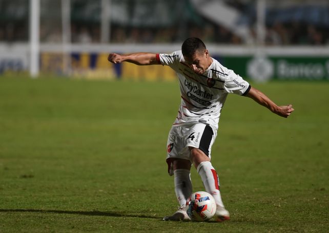 Francisco González realiza un gran esfuerzo, desdoblándose por el lateral.