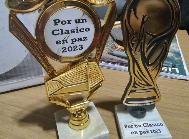 El clásico de Villa Banana se juega con un claro mensaje por la paz
