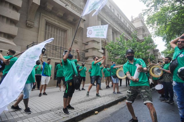 Una ruidosa caravana de autos recorrió las calles para celebrar el Día de la Lealtad