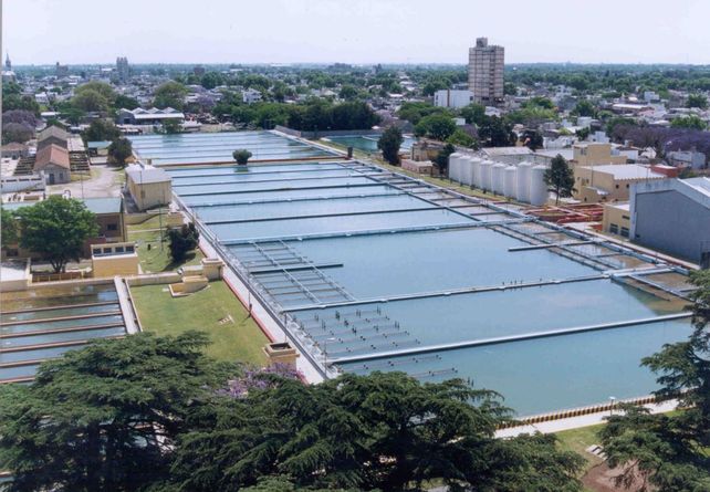 La justicia advirtió que Assa vierte aproximadamente 350 millones de litros de desechos no tratados al río
